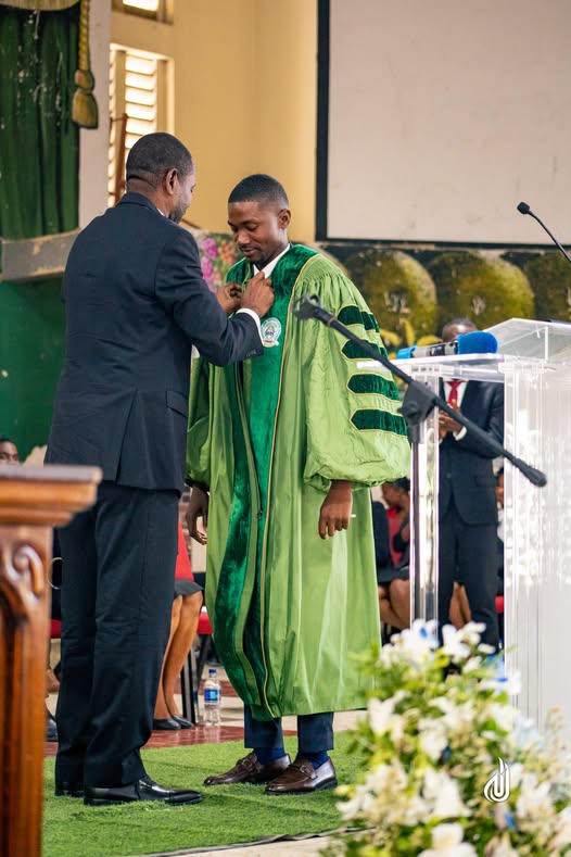 Mentor vs Mentoré 1 : la transmission de leadership visionnaire au rectorat de l'UNAH à travers une toge